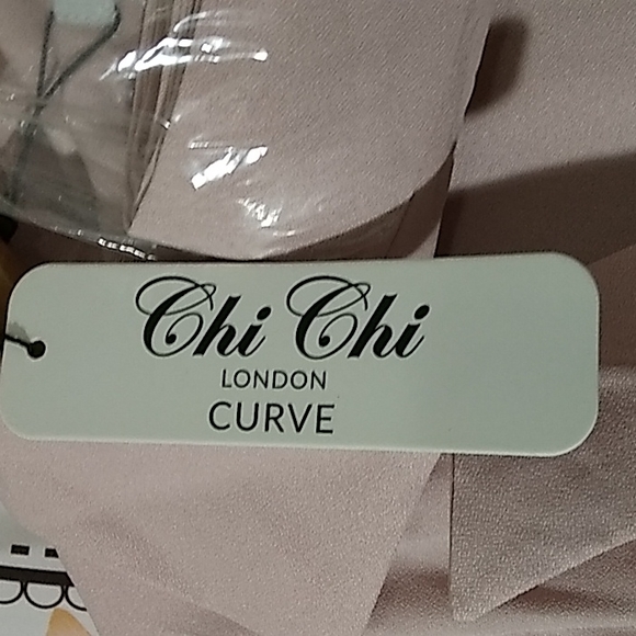 CHI CHI LONDON CURVE PLEATED DRESS - Picture 8 of 8